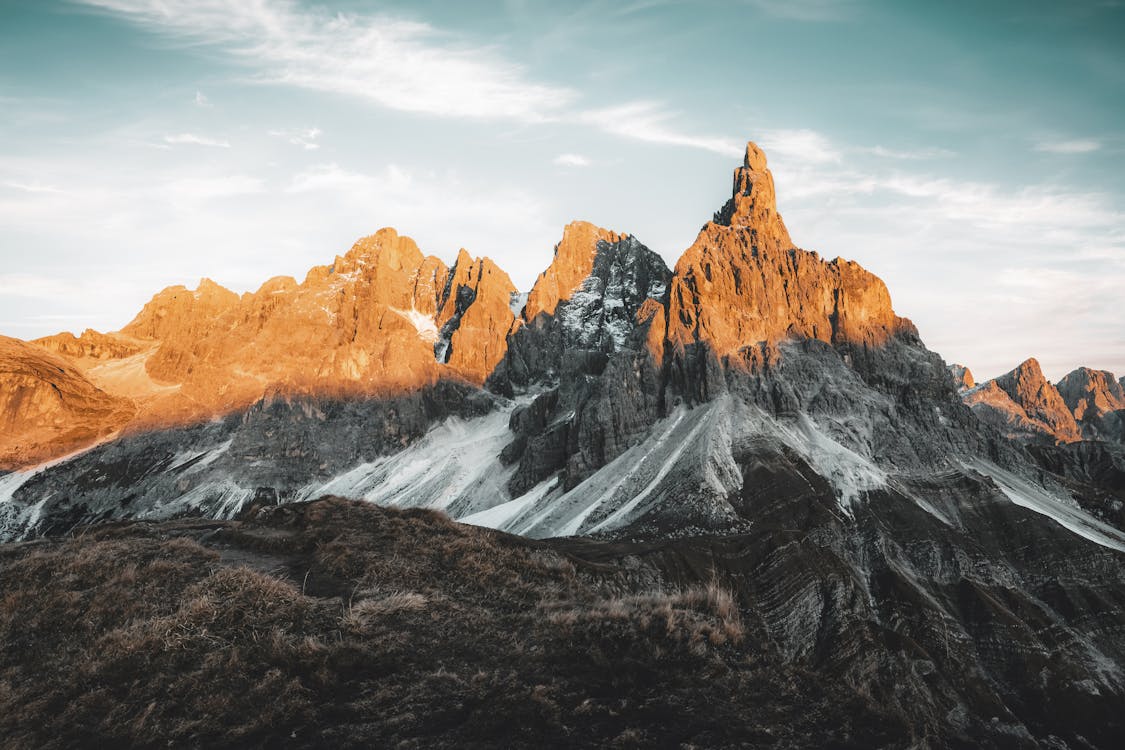 Uitzicht op adembenemende bergen bij zonsondergang, met prachtige kleuren en scherpe pieken.